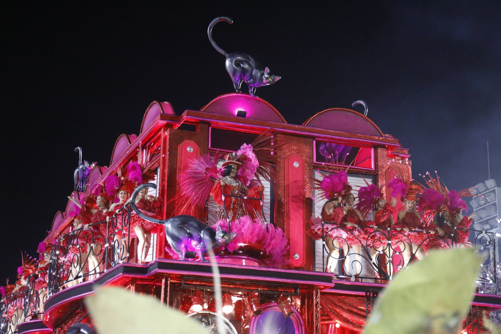 Alegoria durante desfile da MangueiraAgência O Globo