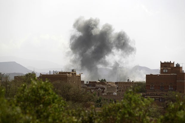 Fumaça é vista após bombardeio contra Sanaa neste domingo (5) (Foto: Mohammed Huwais/AFP)