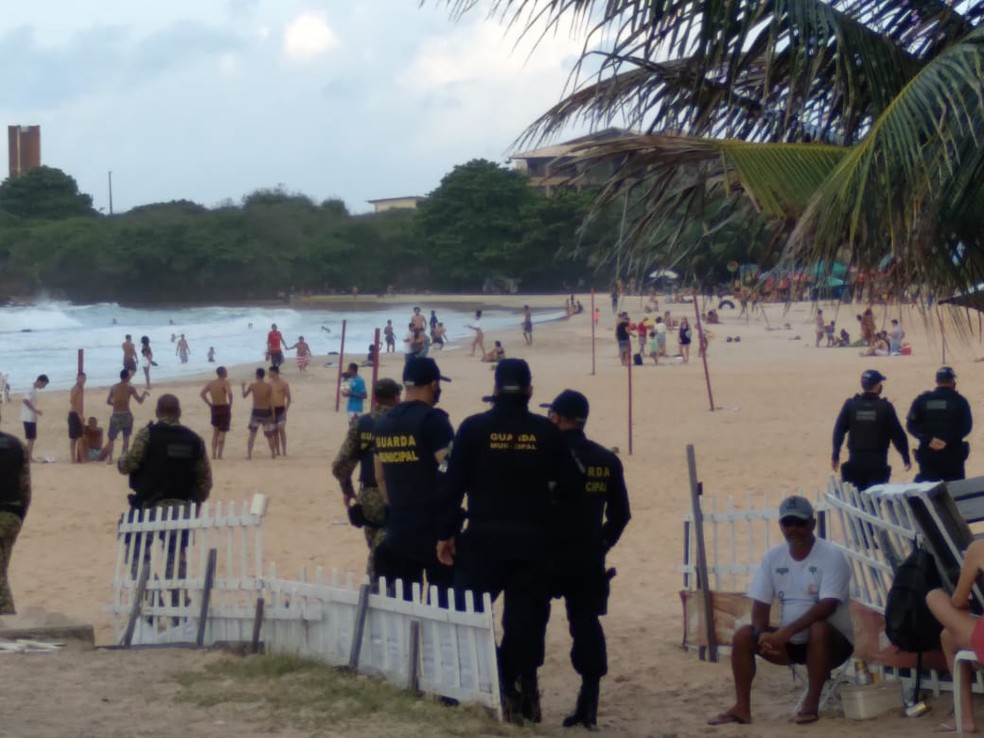 Fiscais da Semurb e agentes da guarda municipal em praia de Natal — Foto: Divulgação