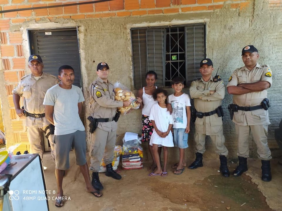 Policiais ficaram comovidos com a situação da família — Foto: Divulgação/5ºBPM de Porto Nacional