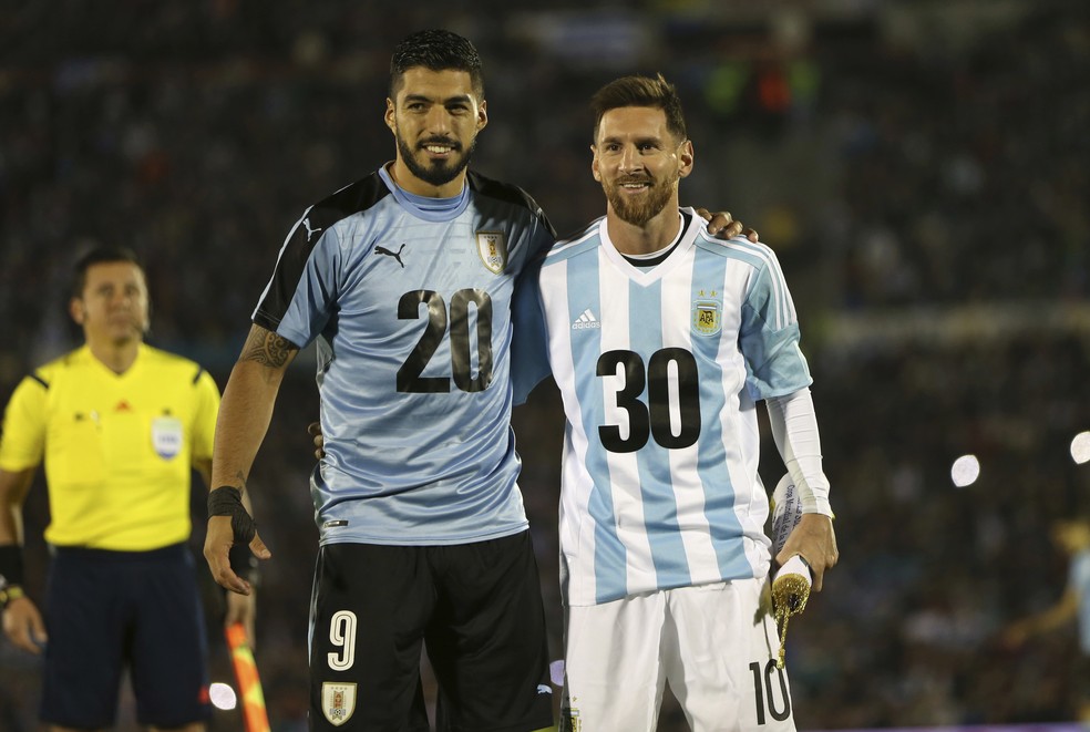 No duelo entre Uruguai e Argentina, pelas eliminatórias, Suárez e Messi fizeram campanha por 2030 (Foto: AP )