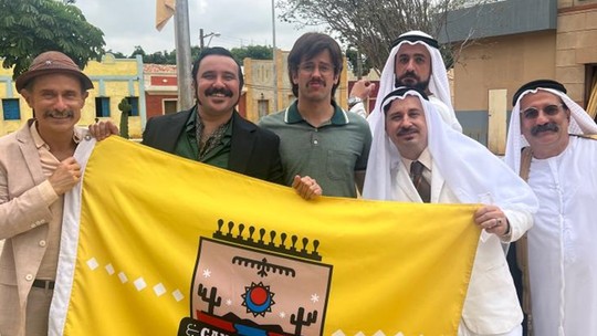 Atores de 'Mar do Sertão' posam com bandeira da cidade fictícia da trama