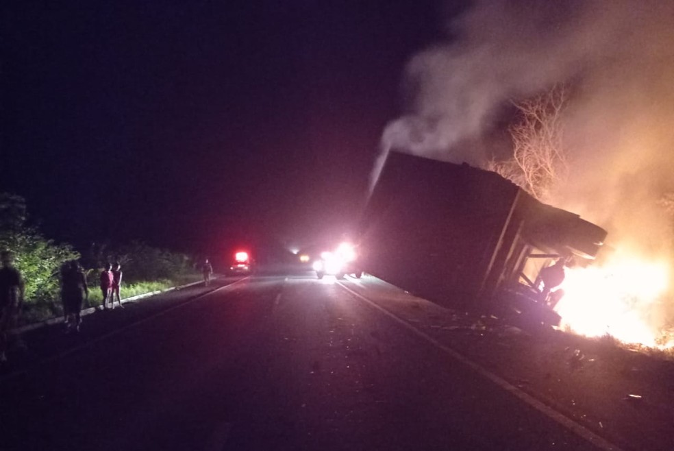 Colisão frontal entre ambulância e caminhão na BR-343 em Capitão de Campos, no Piauí — Foto: Divulgação