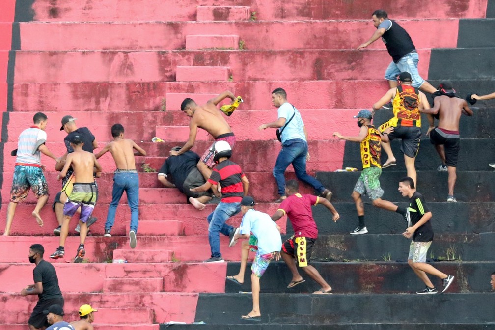 Confusão nas arquibancadas da Ilha do Retiro em Sport x Corinthians, pela Copa do Brasil sub-17 — Foto: Marlon Costa/Pernambuco Press