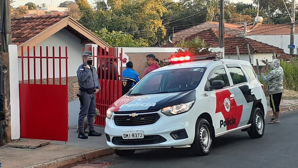 Vizinhos chamaram os bombeiros e a PM também foi acionada após o incêndio em Bauru  — Foto: Marco Previdello/ TV TEM 