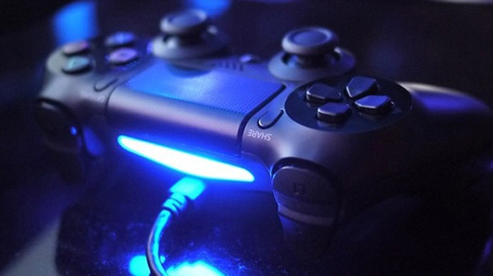 Barrra de luz do DualShock 4 tem vários usos que ajudam na imersão em jogos como GTA 5, Destiny e outros (Foto: Niche Gamer)