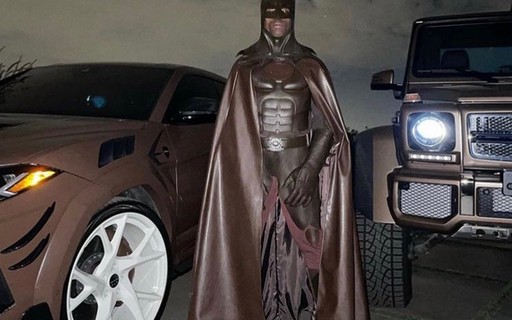 Travis Scott Rapper Ex De Kylie Jenner Deleta Conta Nas Redes Apos Ser Ridicularizado Por Sua Fantasia De Batman Monet Celebridades Arkham origins grapnel gun / launcher replica: travis scott rapper ex de kylie jenner