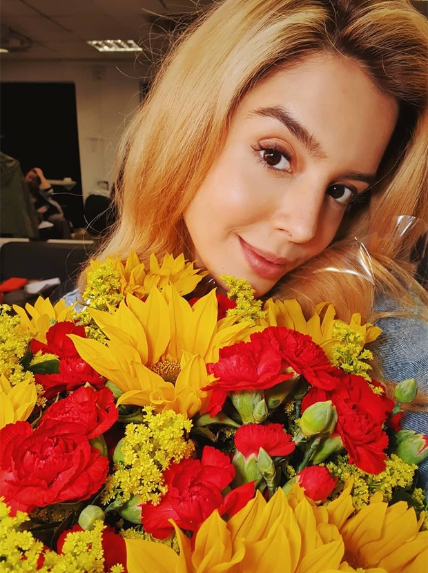 Giovanna Lancellotti recebe flores pela conclusão do trabalho em Ricos de Amor (Foto: Reprodução/Instagram)
