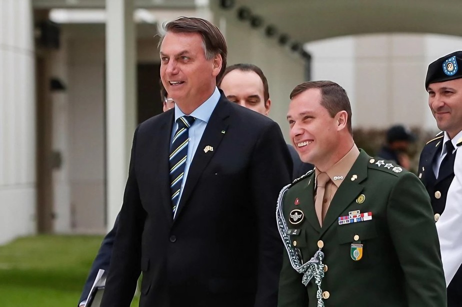 O ex-presidente Jair Bolsonaro e seu ajudante de ordens, Mauro Cid