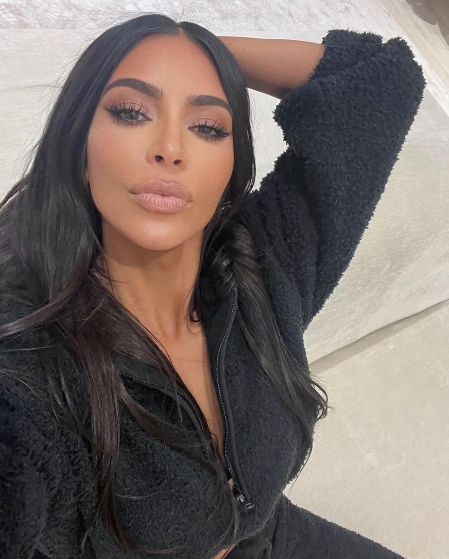 Kim Kardashian é acordada por terremoto e mostra mensagens em grupo da família Kardashian