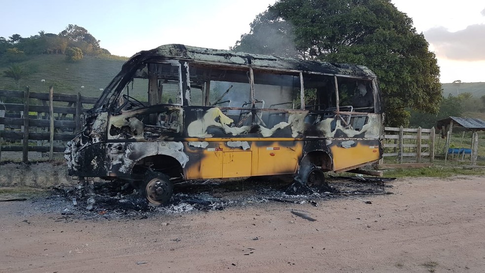 Micro-ônibus escolar ficou destruído em Maragogi — Foto: Divulgação