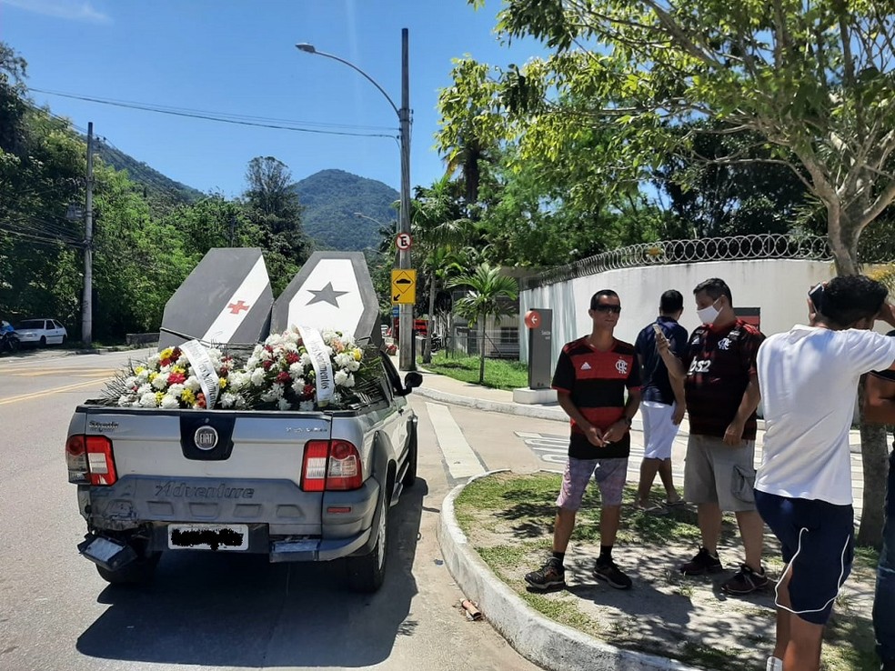 Torcedores do Flamengo na porta do Ninho do Urubu &mdash; Foto: Davi Barro