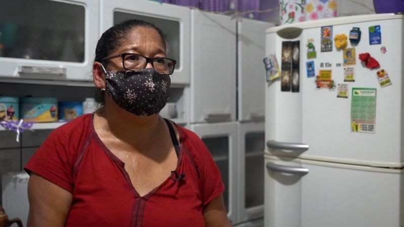 Chorando, Lindinalva disse que vivia com fartura antes da pandemia, mas hoje precisa escolher entre pagar as contas e comprar o gás (Foto: Felix Lima via BBC News Brasil)