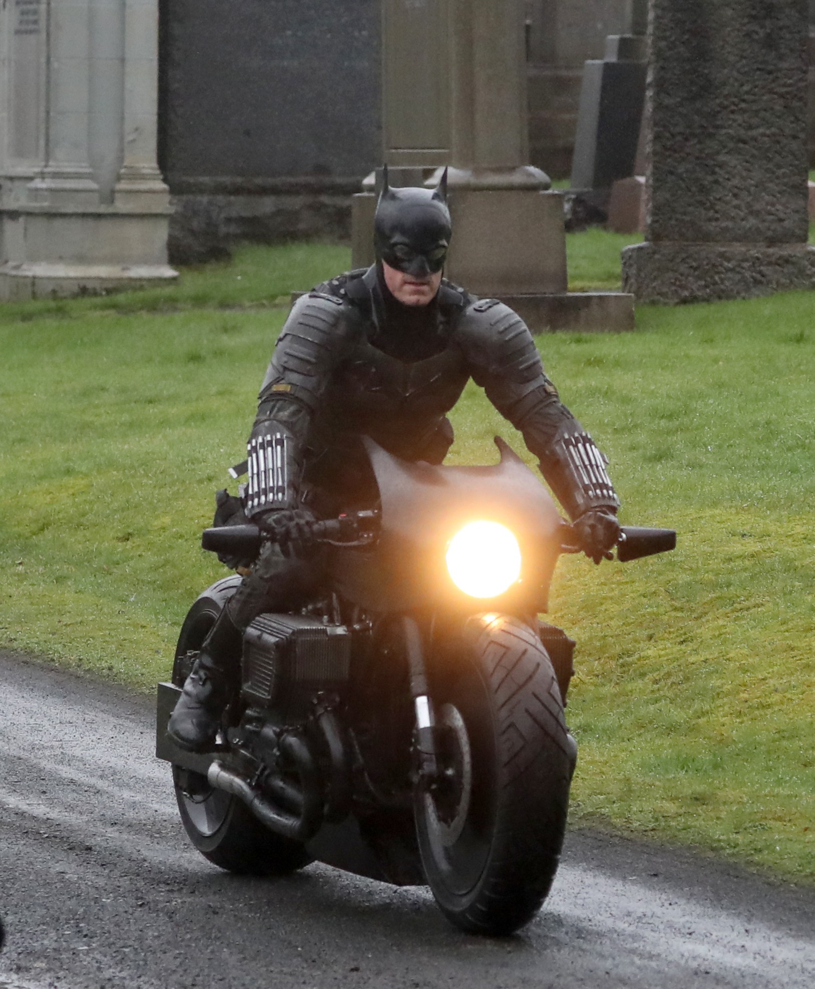 Robert Pattinson pilotando a moto do Batman durante as gravações do novo filme do herói (Foto: Getty Images)