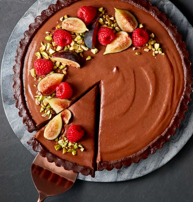 The suggestion is to decorate your dark chocolate cake with figs, raspberries and pistachios (Photo: Disclosure)
