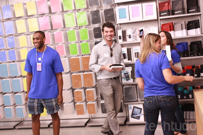 Cliente na Apple Store (Foto: Allan Melo / TechTudo)