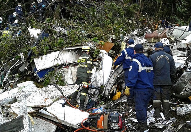 Policiais fazem buscas na área em que o avião da companhia aérea Lamia, que transportava o time da Chapecoense, caiu próximo a La Cepa, na Colômbia (Foto: Reprodução/Twitter Polícia de Antioquia)