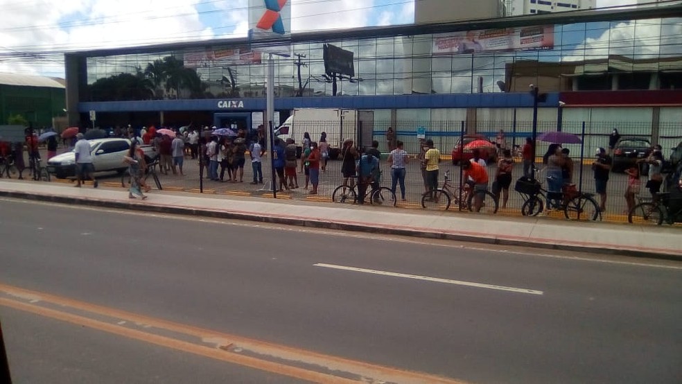 Fila na agência do Benedito Bentes, parte alta de Maceió — Foto: Arquivo pessoal/Maxmiller Melo