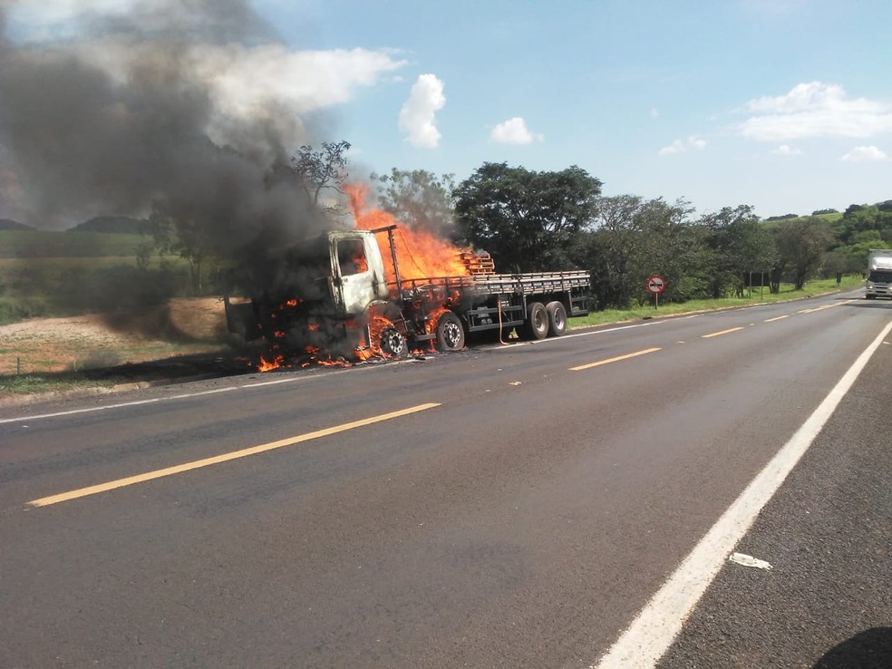 Caminhão pega fogo em rodovia de Ocauçu  — Foto: Arquivo Pessoal