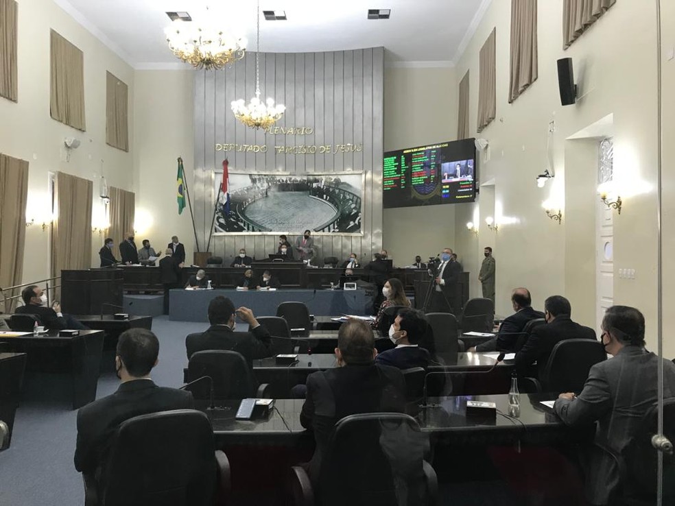 Deputados discutem em sessão na Assembleia Legislativa de Alagoas mudanças no projeto que altera o regime da Previdência estadual — Foto: Andréa Resende/TV Gazeta
