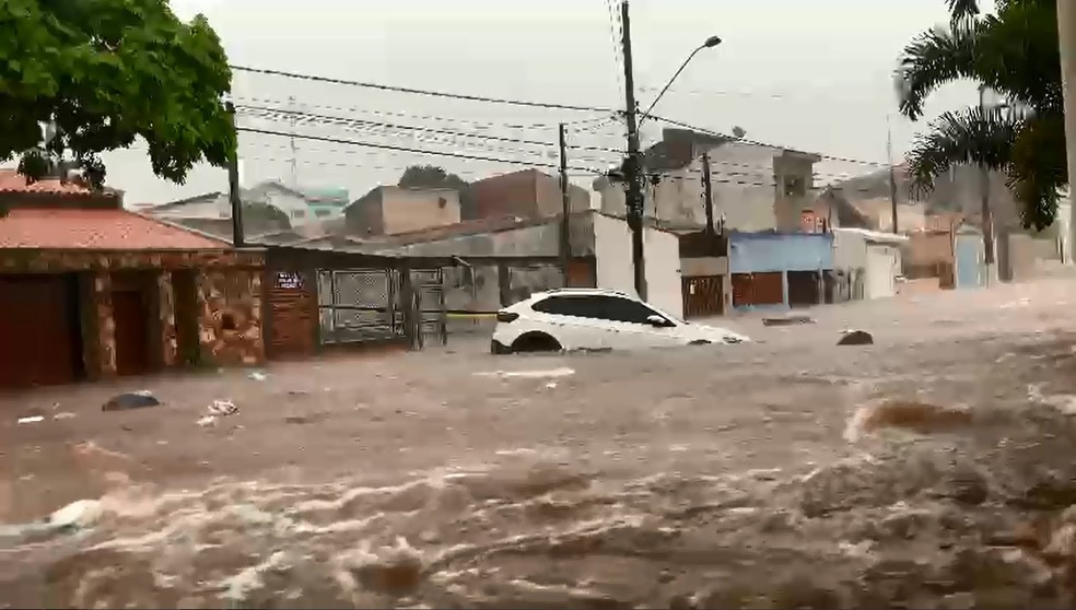 Rua Vira Rio E Faz Carro Boiar Durante Temporal No Interior De Sp Video Itapetininga E Regiao G1