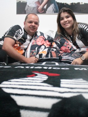 Cama de casal tem cobertor e até fronha personalizada (Foto: Maurício Paulucci / Globoesporte.com)