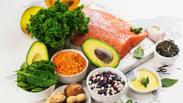 Uma dieta baseada em alimentos frescos, como frutas, verduras, legumes e carnes magras, é o primeiro passo para manter o colesterol sob controle (Foto: HAPPY_LARK/GETTY IMAGES)