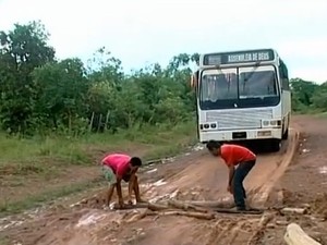 Moradores improvisam para poder utilizar a vicinal (Foto: Reprodução/TV Tapajós)