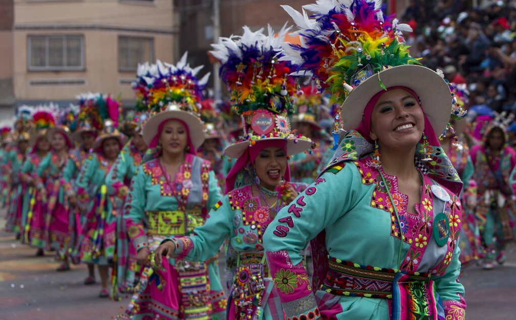 DanÃ§arinas bolivianas celebram o carnaval em Oruro, BolÃ­via, neste domingo (3). â€” Foto: Juan Karita/AP