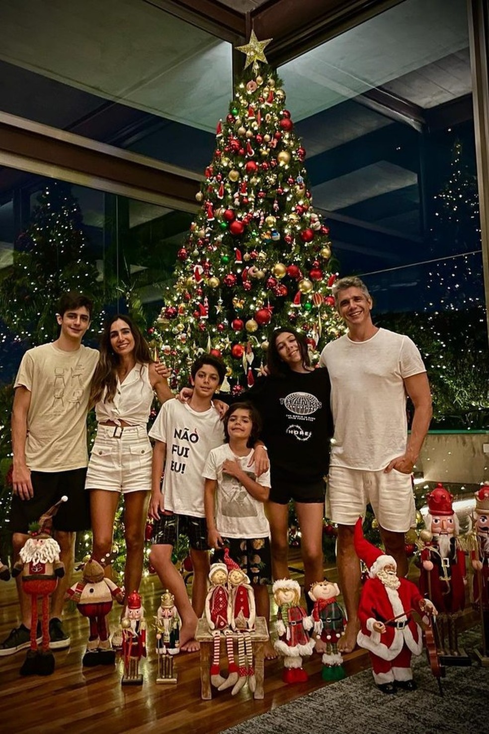 Márcio Garcia exibe árvore de Natal e posa com a família em casa |  Celebridades | Glamour