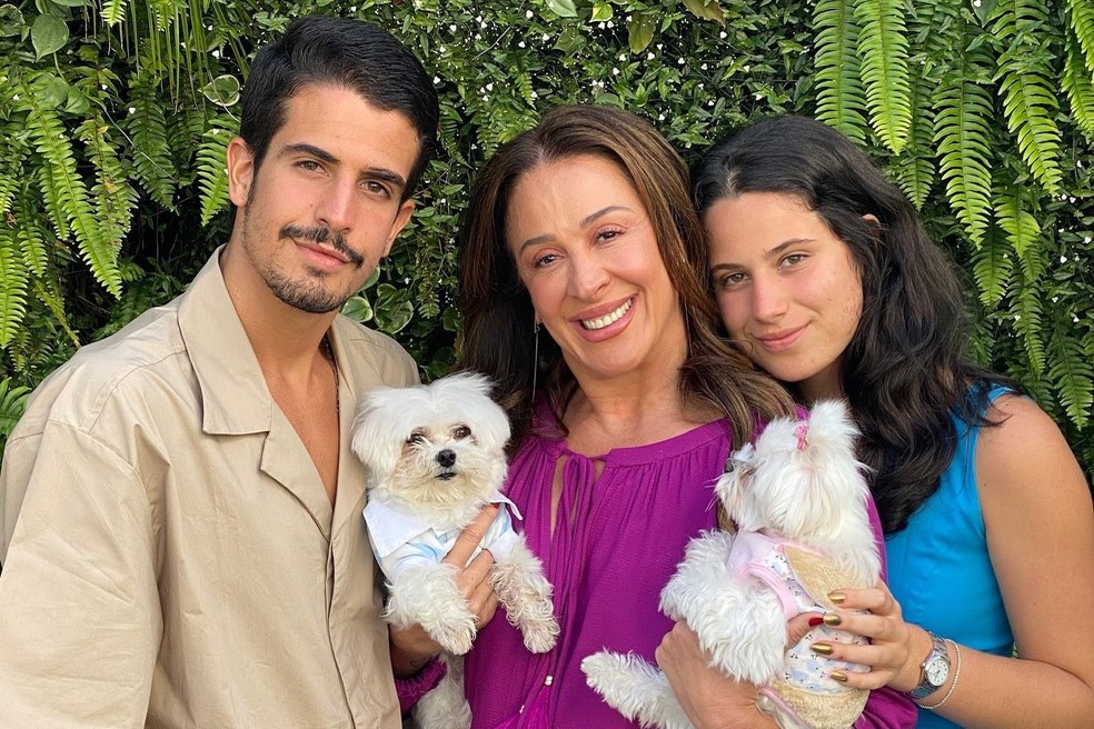 Claudia Raia com os filhos Sofia e Enzo (Foto: @claudiaraia) — Foto: Vogue