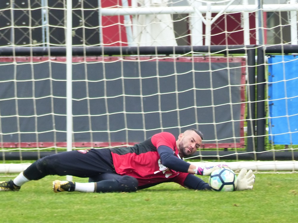 Verdão fica próximo de acordo com Atlético-PR para ter Weverton em janeiro