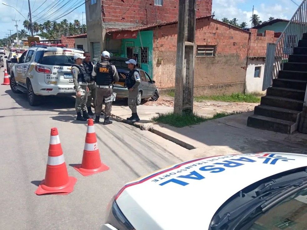 Carro envolvido em acidente após motorista furar bloqueio da Arsal na AL-101 Norte, em Ipioca — Foto: Arsal