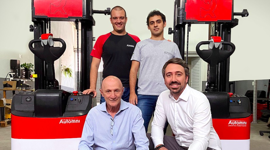 Fundadores da Automni (André Abrami e Henrique Nery, de pé), Moises Swirski e Luis Felipe Savoy (de camisa branca)
