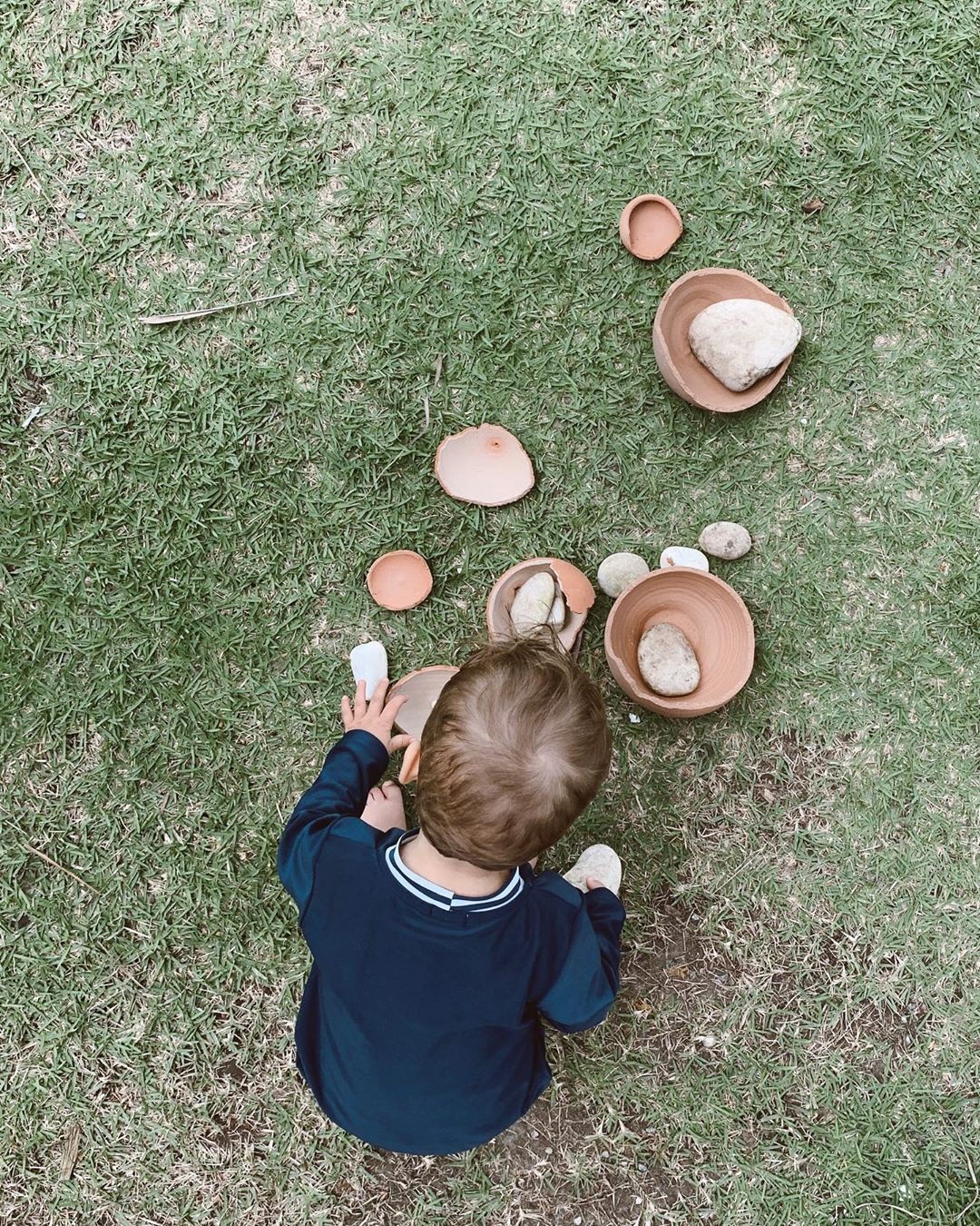Otto, filho de Monica Benini brincando com peças que não são brinquedos, mas possibilitam brincadeiras (Foto: Reprodução Instagram)