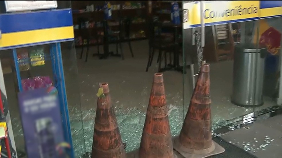 Porta da loja de conveniÃªncia foi quebrada pelos suspeitos, em JoÃ£o Pessoa (Foto: ReproduÃ§Ã£o/TV Cabo Branco)