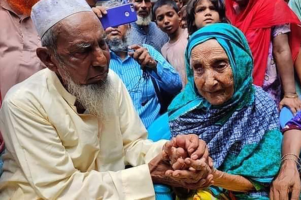  Abdul Kuddus Munsi e a mãe Mongola Nessa se reencontram após 70 anos — Foto: Mohammad AYUB / AFP
