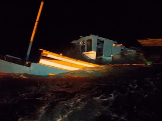 Naufrágio de barco de pesca no litoral Sul após colisão com rebocador  (Foto: Eliario Leal/ Foto Leitor A Gazeta)