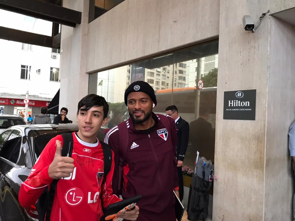 Reinaldo atende torcedor do Sâo Paulo na chegada do Rio de Janeiro — Foto: Eduardo Rodrigues