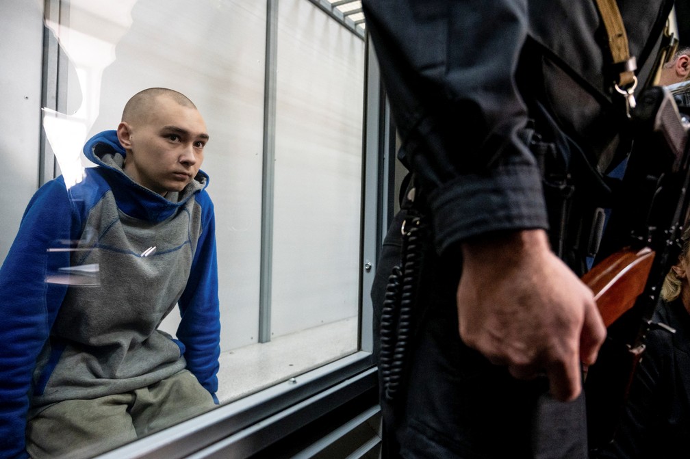 Soldado russo, de 21 anos, durante o primeiro julgamento por crimes de guerra contra a Rússia, no qual foi condenado, em 13 de maio de 2022 — Foto: Viacheslav Ratynskyi/ Reuters