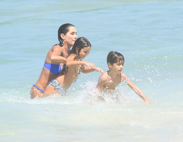 Deborah Secco curte praia com Hugo Moura e filha (Foto: Fabricio Pioyani/AgNews)