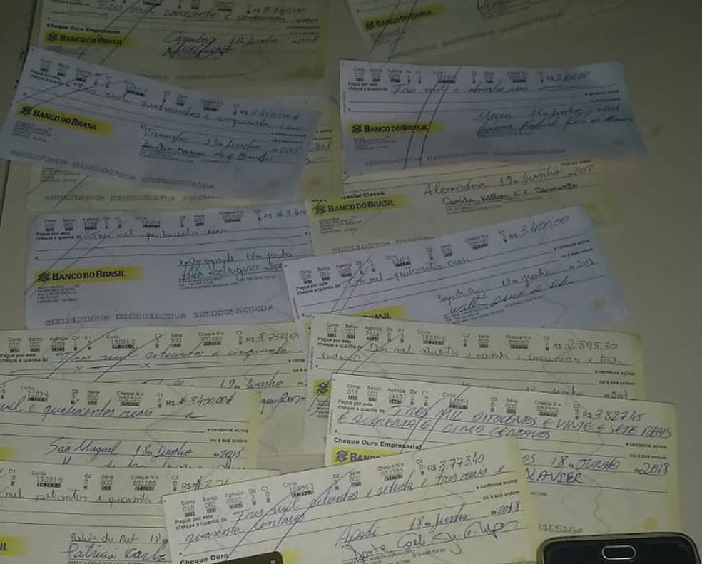 Cheques fraudados por quadrilha foram apreendidos pela PRF em MossorÃ³, na regiÃ£o Oeste do RN (Foto: PRF/DivulgaÃ§Ã£o)
