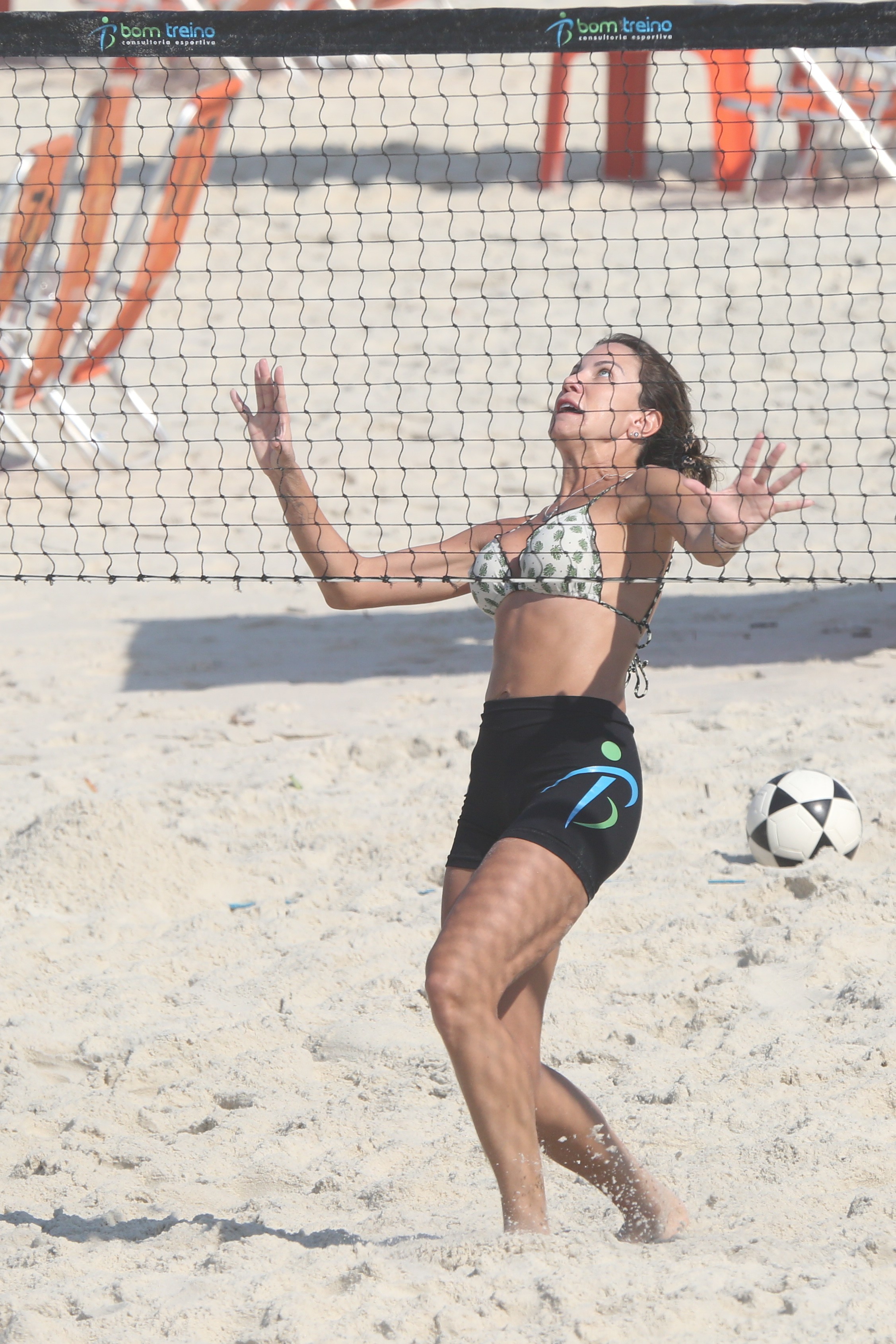 Bárbara Coelho joga fuevôlei em praia carioca (Foto: Delson Silva/AgNews)