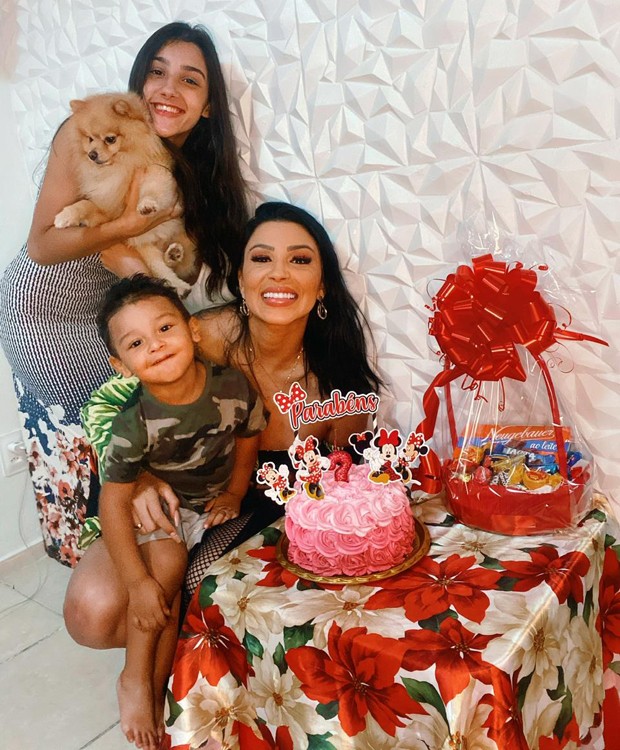 Com os filhos, Jenny Miranda comemora seus 31 anos (Foto: vhassessoria)