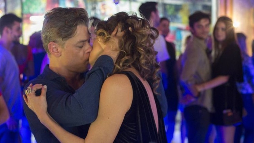 Arthur (Fábio Assunção) beija Natasha (Lavínia Vlasak) — Foto: TV Globo