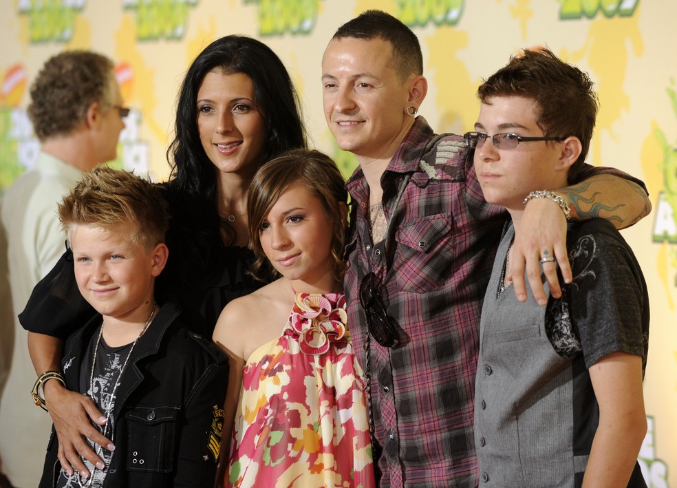 Chester Bennington e sua família chegam ao 22º Annual Kids 'Choice Awards, em março de 2009 (Foto: Chris Pizzello/AP/Arquivo)