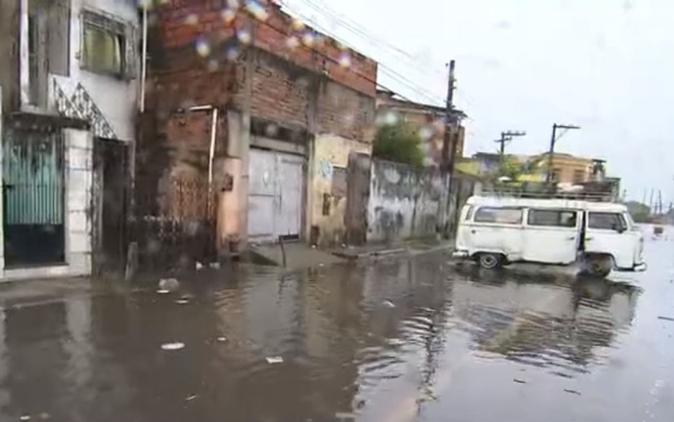 Rua Nilo Peçanha, no bairro da Calçada, em Salvador — Foto: Reprodução/TV Bahia