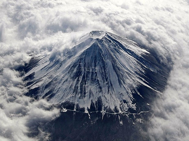 Em foto de 2 de feveiro de 2010, Monte Fuji aparece coberto de neve e cercado por nuvens (Foto: Toru Hanai/Reuters)