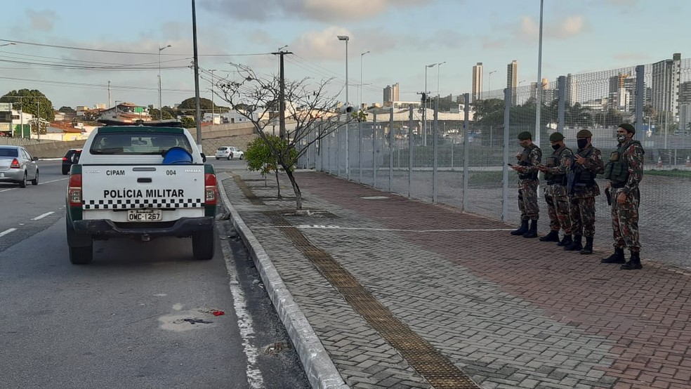 Policiais militares foram à Arenas das Dunas após aglomeração — Foto: Sérgio Henrique Santos/Inter TV Cabugi