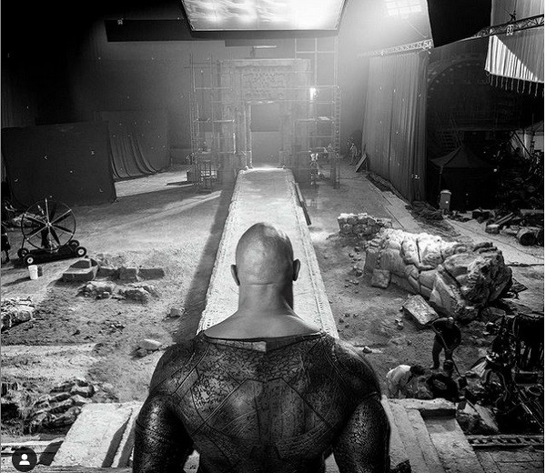 Dwayne The Rock Johnson em fotos de bastidores no set de Adão Negro (Foto: Instagram)